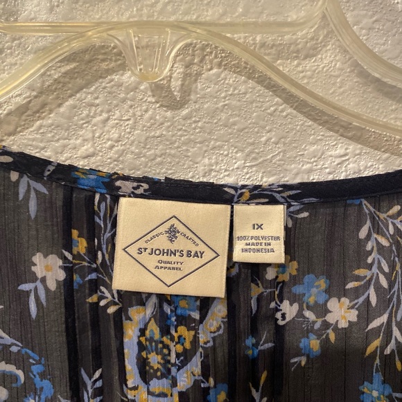 Women’s top - Picture 2 of 3